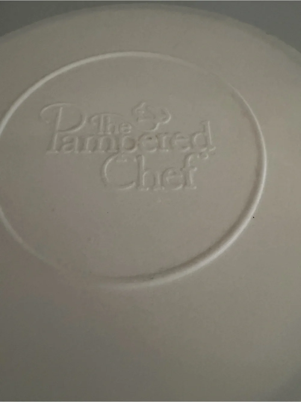 Pampered chef’s batter mixing Bowl with White Lid - Home Kitchen
